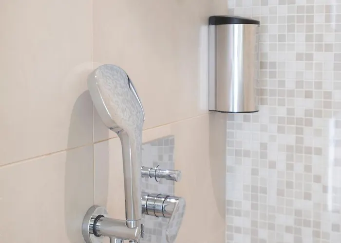 Stunning 1br, 2bath In The Heart Of 6c רומא