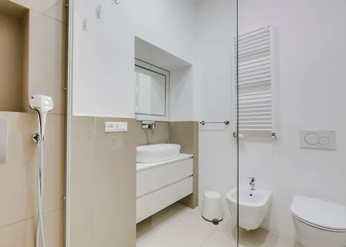 Stunning 1br, 2bath In The Heart Of 6c דירה *